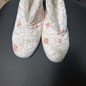 Dearfoams Floral Quilted Slippers - Cream and Pink